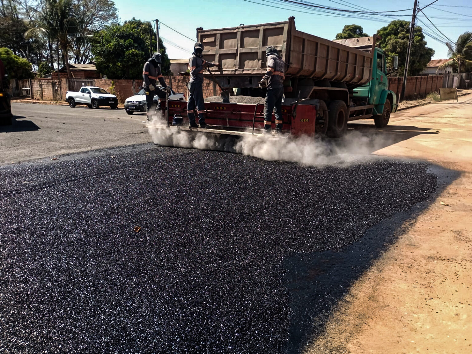 parque-da-mata-aplicacao-de-asfalto-com-caminhao