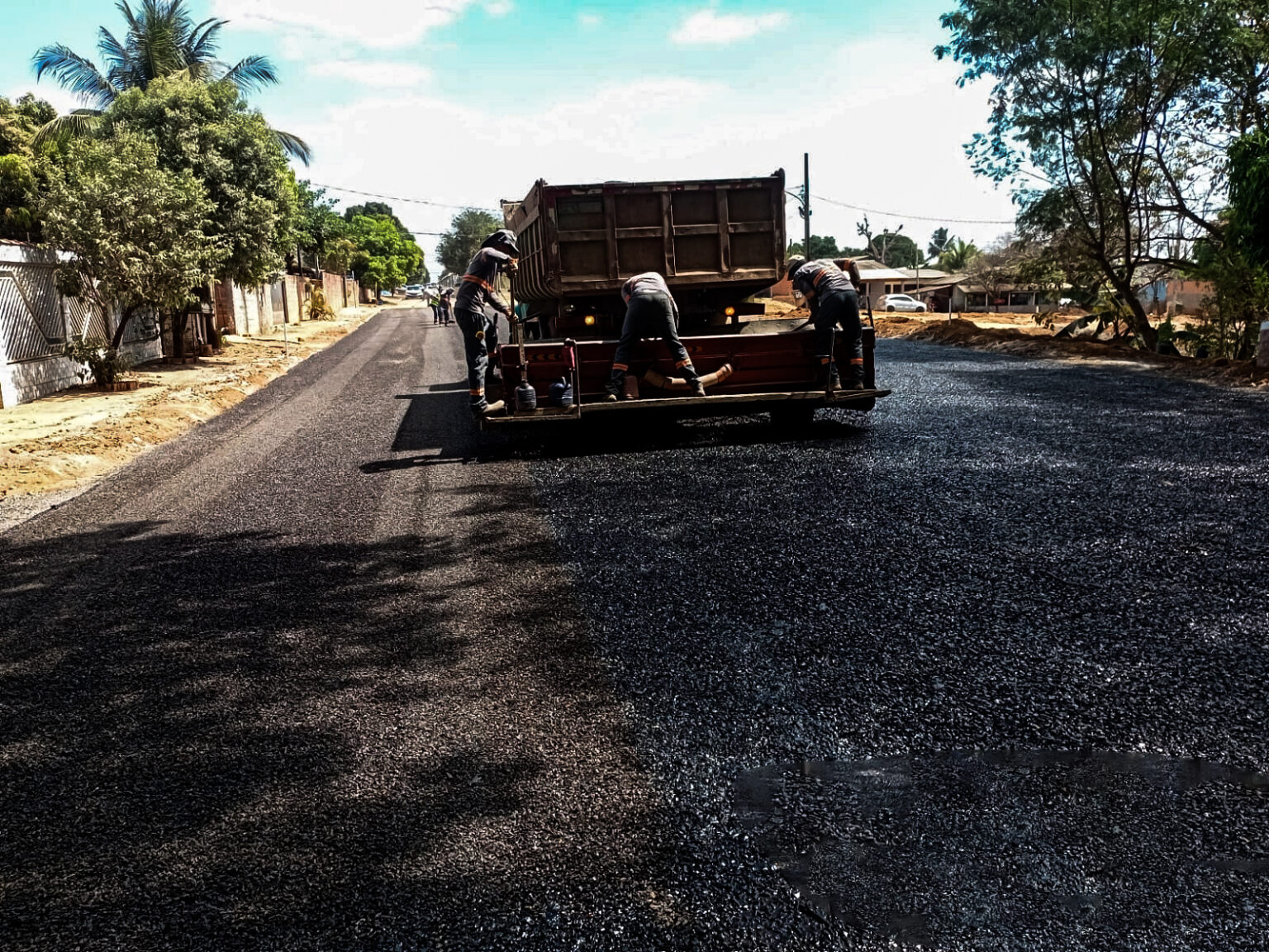 parque-da-mata-equipe-aplicando-asfalto-na-via